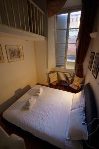 A bed or beds in a room at Lovely & Quite One Bedroom Near Piazza Santo Spirito