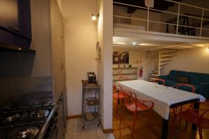 A kitchen or kitchenette at Lovely & Quite One Bedroom Near Piazza Santo Spirito