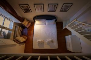 A bed or beds in a room at Lovely & Quite One Bedroom Near Piazza Santo Spirito
