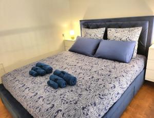 a bed with two blue pillows on top of it at Studio élégant Presqu'île Lyon 1er in Lyon