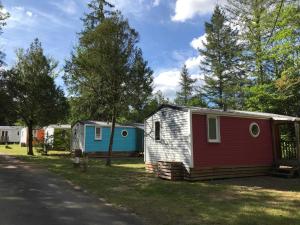 Bygningen som campingpladsen ligger i