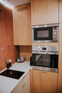 Kuchyň nebo kuchyňský kout v ubytování Apartament Dwupoziomowy Butikowy Żmigrodzka, free parking, self check-in