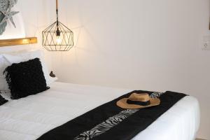 un chapeau est posé sur un lit blanc dans l'établissement Villa Oceana - Mikri Vigla, à Mikri Vigla