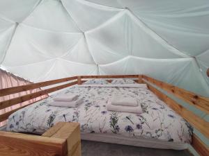 Postel nebo postele na pokoji v ubytování Forrest Glamp