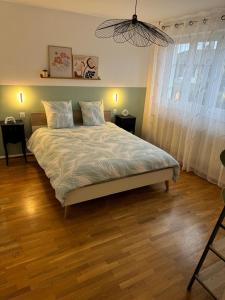 Ένα ή περισσότερα κρεβάτια σε δωμάτιο στο Maison des chênes