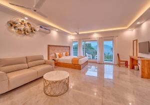 Posezení v ubytování Ice Mist Pool Resort Munnar By VOYE HOMES