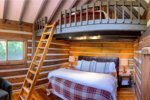 - une chambre avec des lits superposés dans une cabane en rondins dans l'établissement Wagon Gap Trail: Lodge Lórien, à Canton