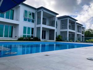 Bazén v ubytování Amethyst Ocean View Condo nebo v jeho okolí