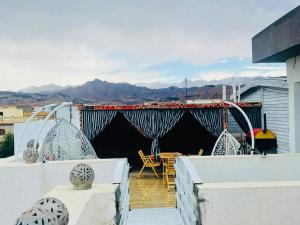Uma vista da montanha tirada do apartamento 