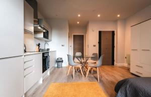 Kuchyň nebo kuchyňský kout v ubytování Apartment Twenty Three Staines Upon Thames - Free Parking - Heathrow - Thorpe Park - Studio + 5 fotografií