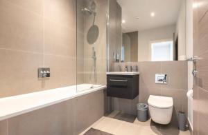 Koupelna v ubytování Apartment Twenty Three Staines Upon Thames - Free Parking - Heathrow - Thorpe Park - Studio