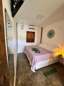 ein Schlafzimmer mit einem großen Bett in einem Zimmer in der Unterkunft Noronha Pura Vida in Fernando de Noronha
