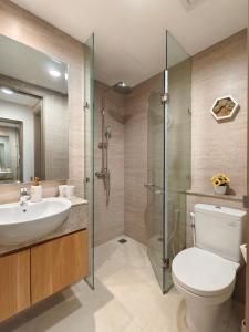 Koupelna v ubytování Studio Sea View Apartment at Gold Coast PIK by MYsweethome