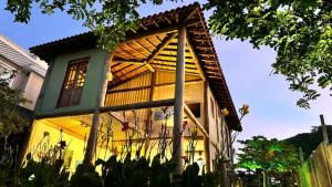 ein Baumhaus mit einem Dach in der Unterkunft Noronha Pura Vida in Fernando de Noronha