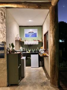 eine Küche mit einer Theke und einem Waschbecken darin in der Unterkunft Noronha Pura Vida in Fernando de Noronha + 19 Fotos