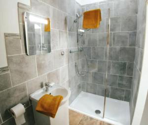 Koupelna v ubytování Bream Barn - sea view, woodburner, easy walk to the beach, parking, full kitchen + 18 fotografií
