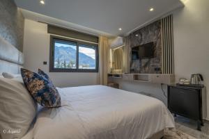 una camera da letto con un letto grande e una finestra di Luxury Chaouen a Chefchaouen
