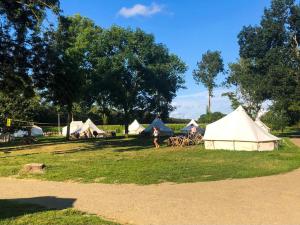 Lodg'ing Nature Camp Anjou外面的花园