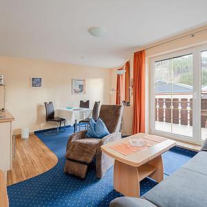 una sala de estar con un sofá y una mesa en Landhaus Behle, en Willingen