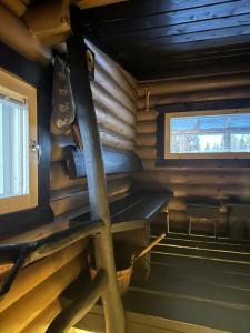 una vista del interior de una casa pequeña en Experience accommadation Eco-Unela, en Rovaniemi 35 fotos más
