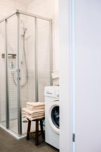 Ένα μπάνιο στο Schwarzwald Apartment mit Balkon-Garage-Aufzug