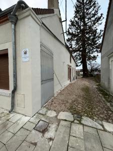 an empty street next to a white building at Studio centre ville in Romorantin