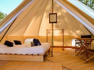 Sainte-Gemme-sur-LoireLodg'ing Nature Camp Anjou的帐篷配有一张床和一张桌子