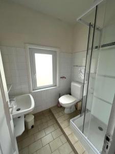 Koupelna v ubytování Maison bretonne à 200m de la mer à proximité de l'Ile Renote à Trégastel - Ref 76 + 19 fotografií