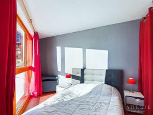 een slaapkamer met een groot bed met rode gordijnen bij Charmant 2P avec Parking, Balcon, près des Pistes et Commerces à Montvalezan - FR-1-398-509 in La Rosière