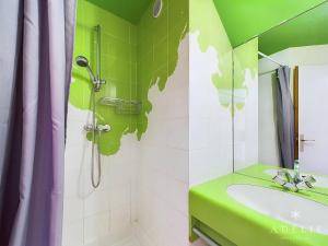 een groene badkamer met een wastafel en een douche bij Charmant 2P avec Parking, Balcon, près des Pistes et Commerces à Montvalezan - FR-1-398-509 in La Rosière