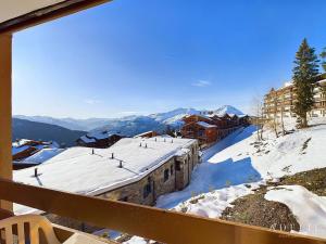 een balkon met uitzicht op een met sneeuw bedekte berg bij Charmant 2P avec Parking, Balcon, près des Pistes et Commerces à Montvalezan - FR-1-398-509 in La Rosière