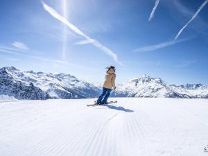 een persoon op ski's op een met sneeuw bedekte berg bij Charmant 2P avec Parking, Balcon, près des Pistes et Commerces à Montvalezan - FR-1-398-509 in La Rosière +2 foto's