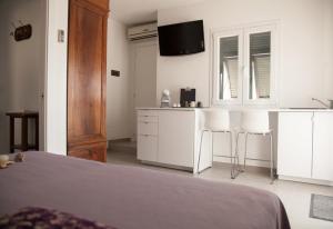 1 dormitorio con 1 cama, mesa y sillas en Il Nettare en Riomaggiore