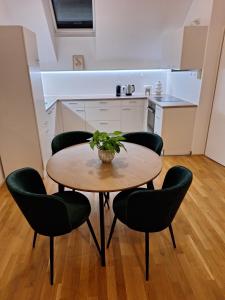 tavolo e sedie in una stanza con cucina di Wohlfühlen in Linz a Linz