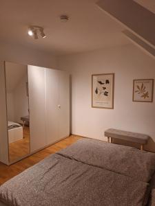 Postel nebo postele na pokoji v ubytování Wohlfühlen in Linz