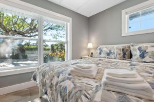 ネープルズにあるBlue Banyan Boathouseのタオルが敷かれた大きなベッドのある寝室 +29枚の写真
