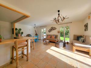 a living room with a table and a couch at La Casa de Mymy 3 chambres Messanges in Messanges