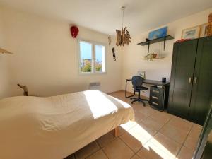 a bedroom with a bed and a desk and a window at La Casa de Mymy 3 chambres Messanges in Messanges