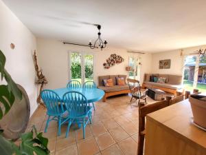 a living room with a blue table and chairs at La Casa de Mymy 3 chambres Messanges in Messanges