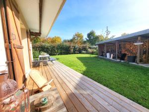 a wooden deck on a house with a yard at La Casa de Mymy 3 chambres Messanges in Messanges +8 photos