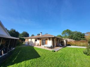 a small white house with a grass yard at La Casa de Mymy 3 chambres Messanges in Messanges