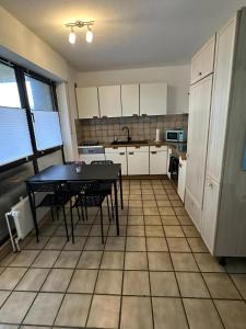 a kitchen with a table and chairs in it at Apartment Ruhepause II Ruhig & Komfortabel in Bad Bentheim