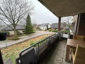 a balcony with a table and a view of a street at Apartment Ruhepause II Ruhig & Komfortabel in Bad Bentheim