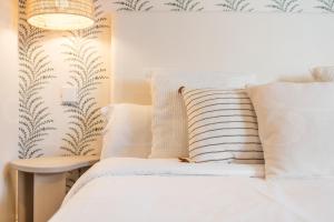 フエンヒロラにあるApartment with balcony, close to the beach by REMSのベッドルーム1室(枕、テーブル付)