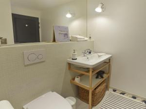 łazienka z umywalką i toaletą w obiekcie Studio charmant à Sauzon avec WiFi et vue port - FR-1-418-185 w mieście Sauzon