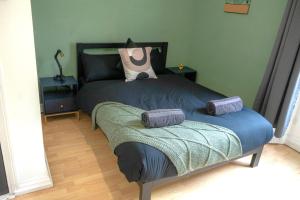 Postel nebo postele na pokoji v ubytování 7 Spacious Rooms in Central Swansea - Great for Groups + 19 fotografií