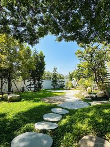 Сад в Space Villa Kan