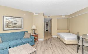 un salon avec un canapé et un lit dans l'établissement 1 Bedroom Oceanview Penthouse at Sandy Beach! 1905, à Myrtle Beach 34 autres photos