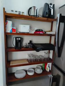 - une étagère avec des verres et une cafetière dans l'établissement Villa Cinnamon Land, à Ambalangoda