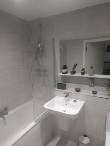 Koupelna v ubytování Stylish Harbourside Apartment